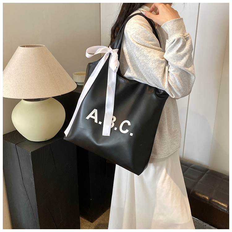 Women's Medium Pu Leather Letter Solid Color Preppy Style Classic Style Sewing Thread Magnetic Buckle Shoulder Bag display picture 14