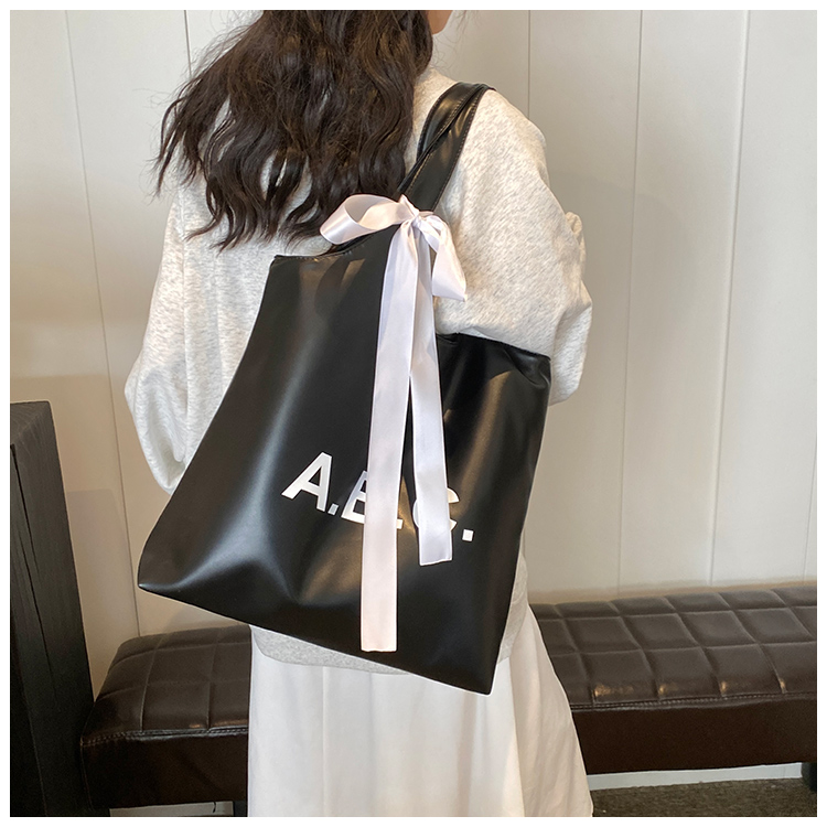 Women's Medium Pu Leather Letter Solid Color Preppy Style Classic Style Sewing Thread Magnetic Buckle Shoulder Bag display picture 11
