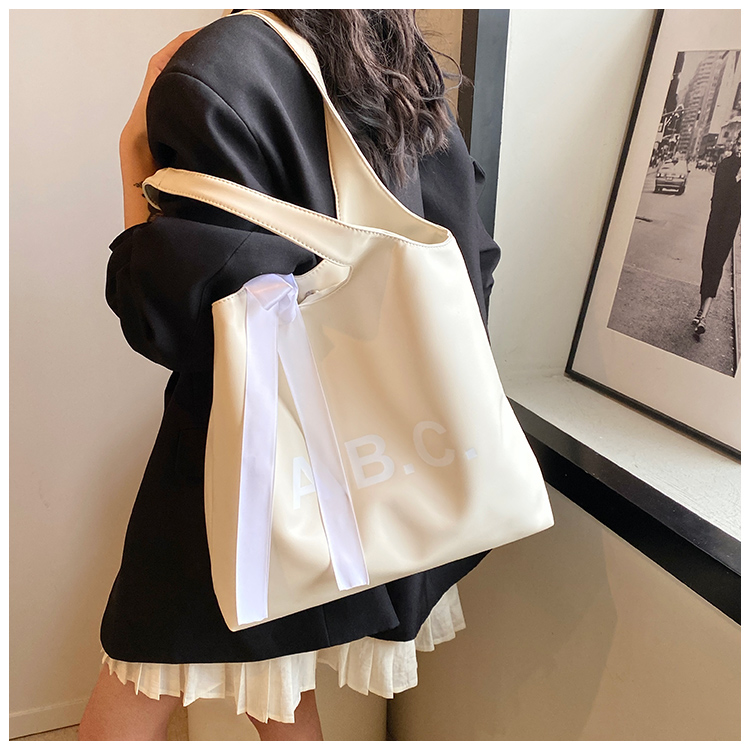 Women's Medium Pu Leather Letter Solid Color Preppy Style Classic Style Sewing Thread Magnetic Buckle Shoulder Bag display picture 17
