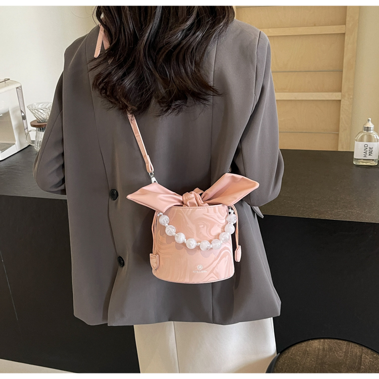 Women's Medium Pu Leather Solid Color Streetwear Beading Bowknot String Crossbody Bag display picture 10