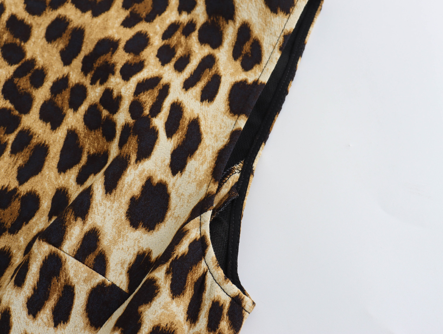 Women's Sheath Dress Streetwear Round Neck Sleeveless Leopard Knee-Length Daily Bar display picture 6