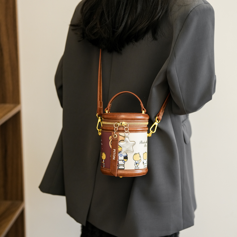 Women's Medium Pu Leather Cartoon Bear Cute Sewing Thread Cylindrical Zipper Crossbody Bag display picture 3