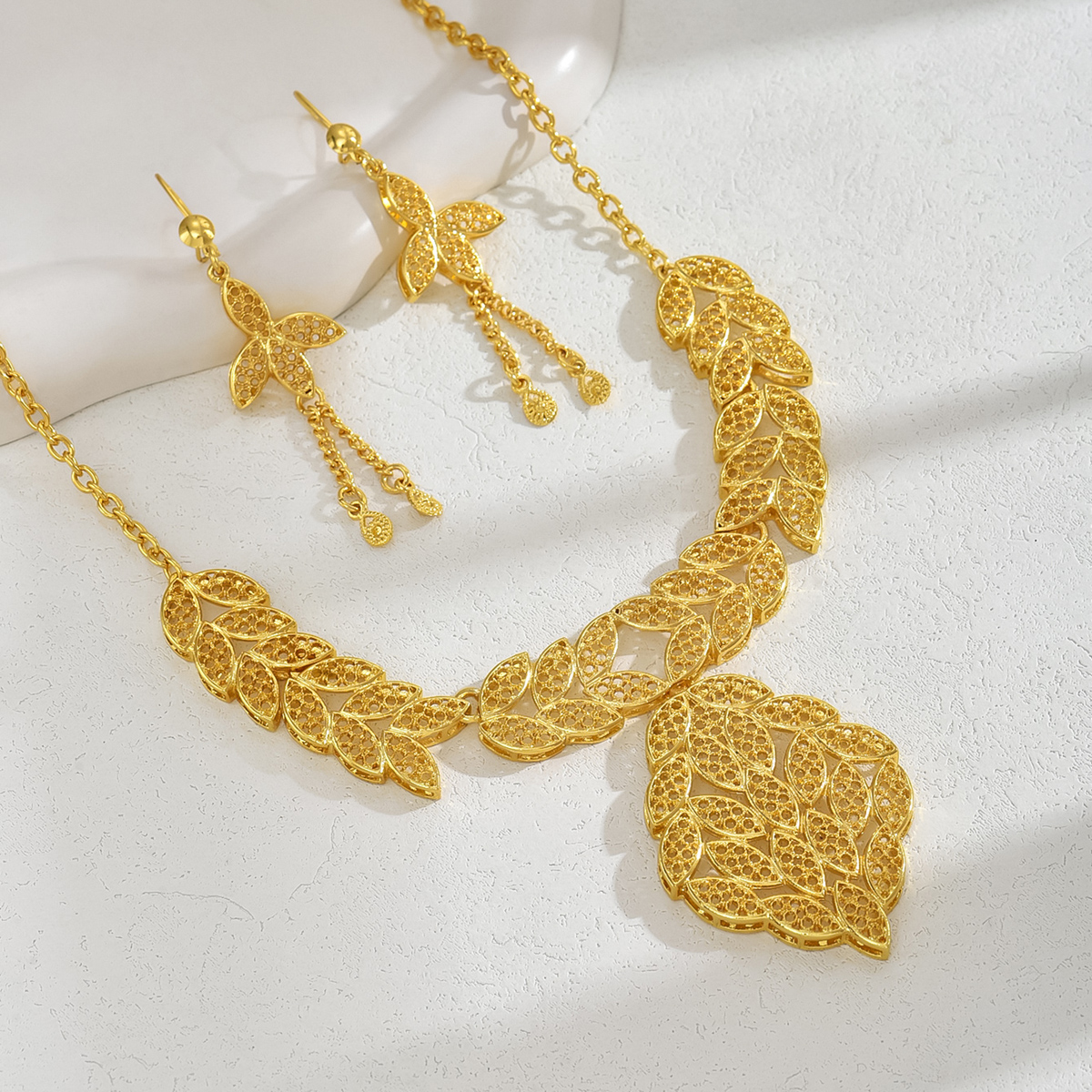 Elegant Bridal Modern Style Leaf Solid Color Alloy 18K Gold Plated Women's Jewelry Set display picture 3