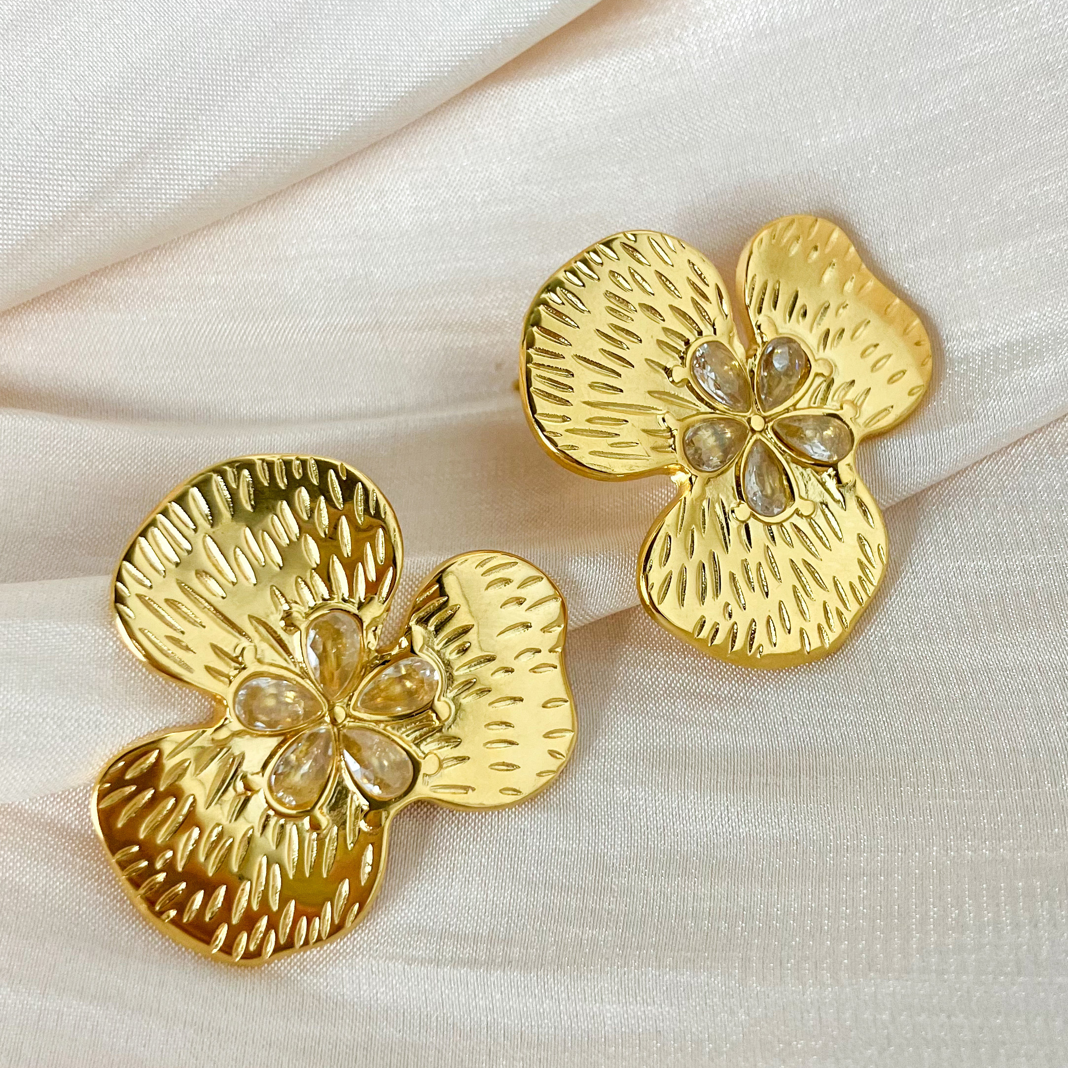 1 Pair Fairy Style Sweet Korean Style Round Flower Lotus Leaf HD-18918 Inlay 304 Stainless Steel Rhinestones Gold Plated Ear Studs display picture 4