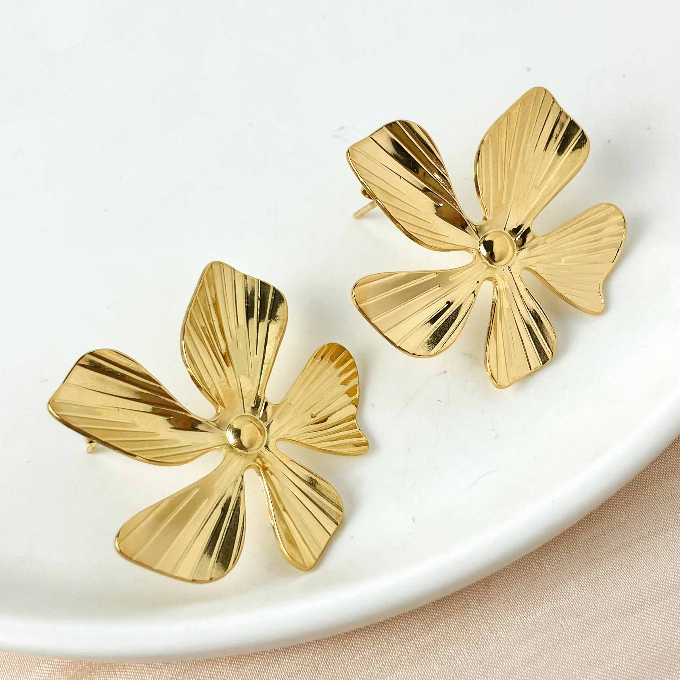 1 Pair Fairy Style Sweet Korean Style Round Flower Lotus Leaf HD-18918 Inlay 304 Stainless Steel Rhinestones Gold Plated Ear Studs display picture 5