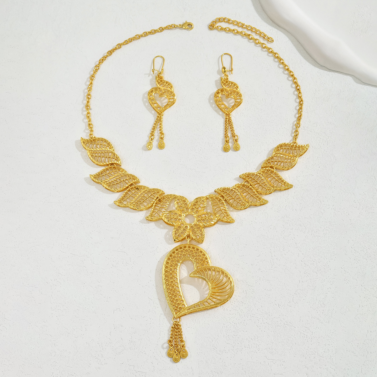 Elegante Nupcial Forma De Corazón Color Sólido Aleación Chapados en oro de 18k Mujeres Aretes Collar display picture 1