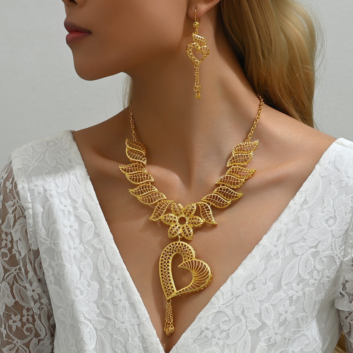 Elegante Nupcial Forma De Corazón Color Sólido Aleación Chapados en oro de 18k Mujeres Aretes Collar display picture 5