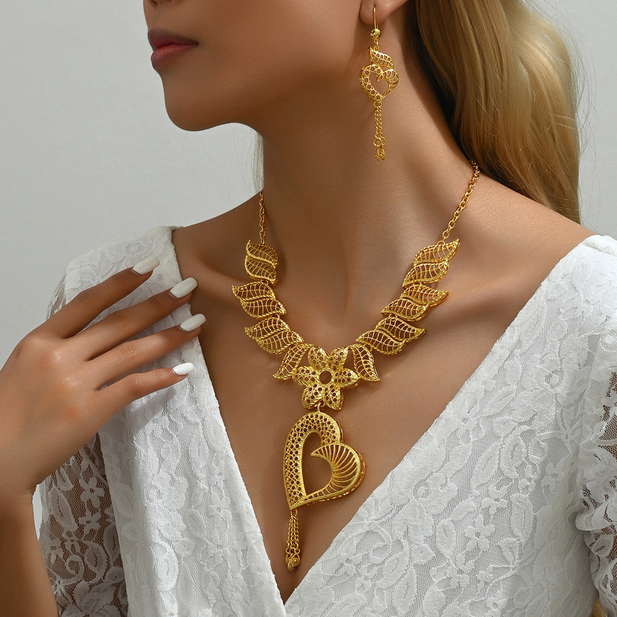 Elegante Nupcial Forma De Corazón Color Sólido Aleación Chapados en oro de 18k Mujeres Aretes Collar display picture 2