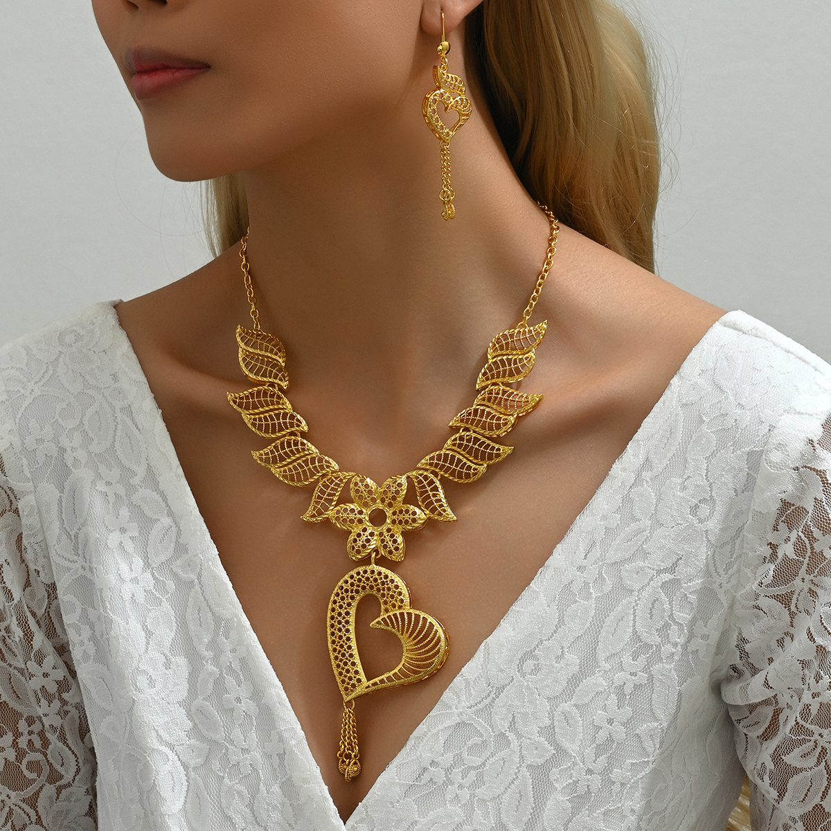 Elegante Nupcial Forma De Corazón Color Sólido Aleación Chapados en oro de 18k Mujeres Aretes Collar display picture 3