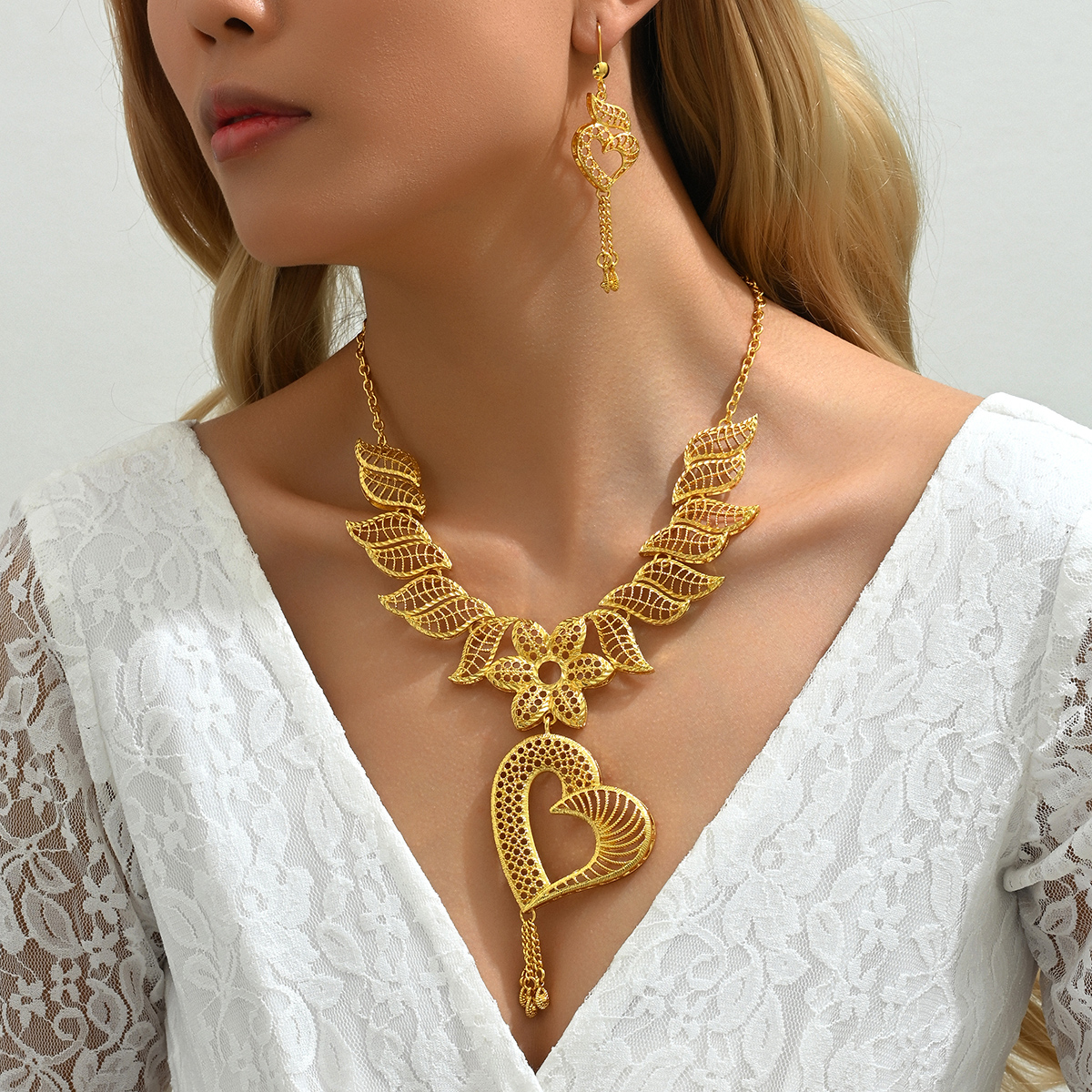 Elegante Nupcial Forma De Corazón Color Sólido Aleación Chapados en oro de 18k Mujeres Aretes Collar display picture 6