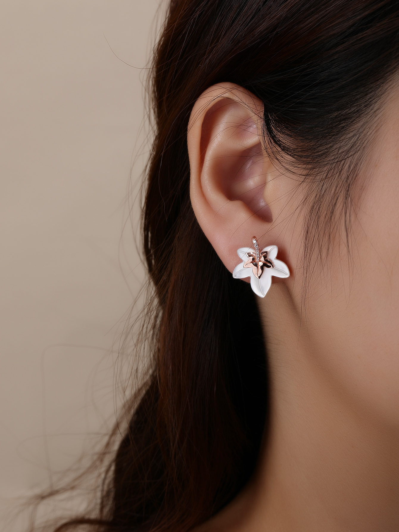 1 Pair IG Style Lady French Style Flower Inlay Copper Shell Rose Gold Plated Ear Studs display picture 1