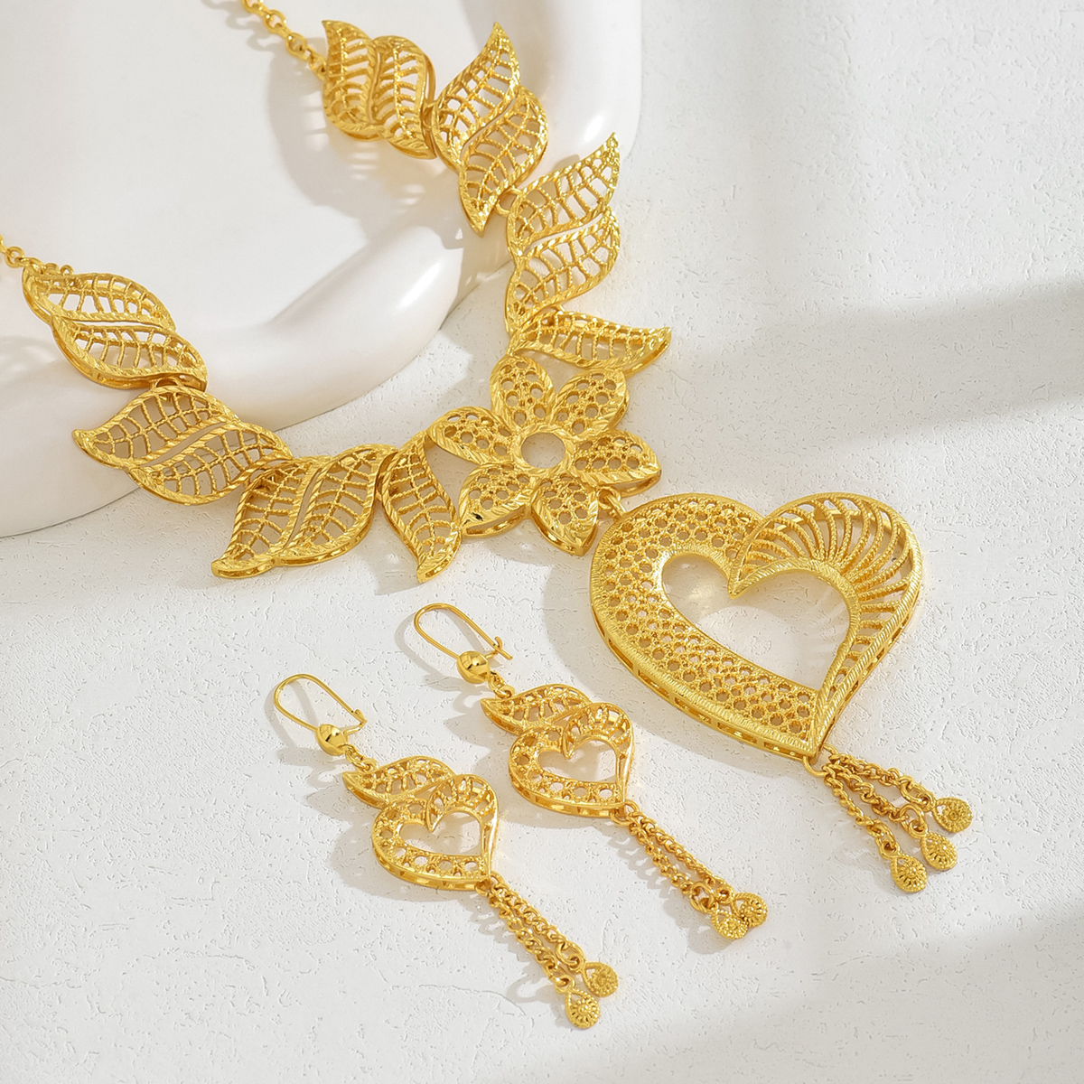 Elegante Nupcial Forma De Corazón Color Sólido Aleación Chapados en oro de 18k Mujeres Aretes Collar display picture 8