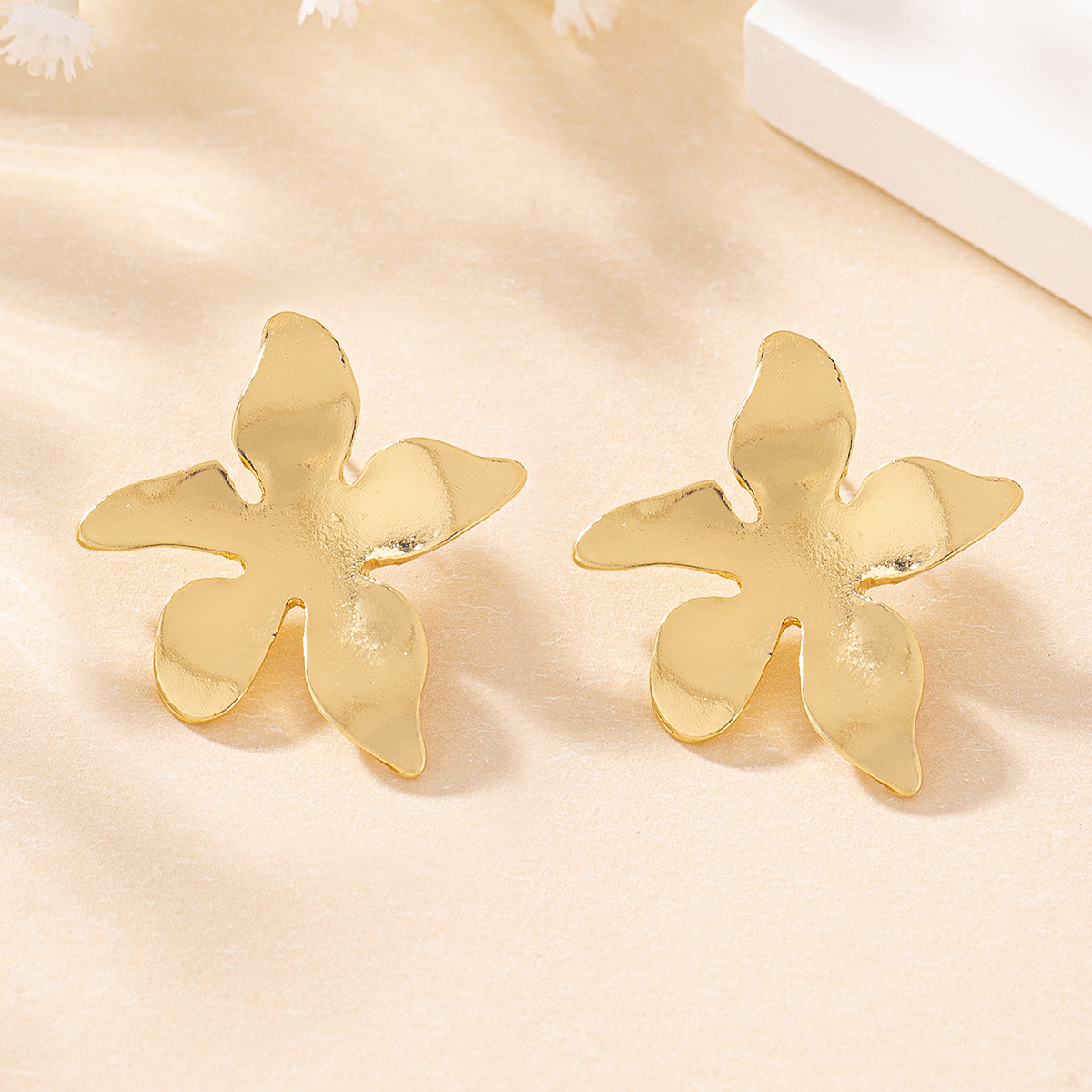 1 Pair Elegant Simple Style Artistic Solid Color Flower Zinc Alloy Ear Studs display picture 5