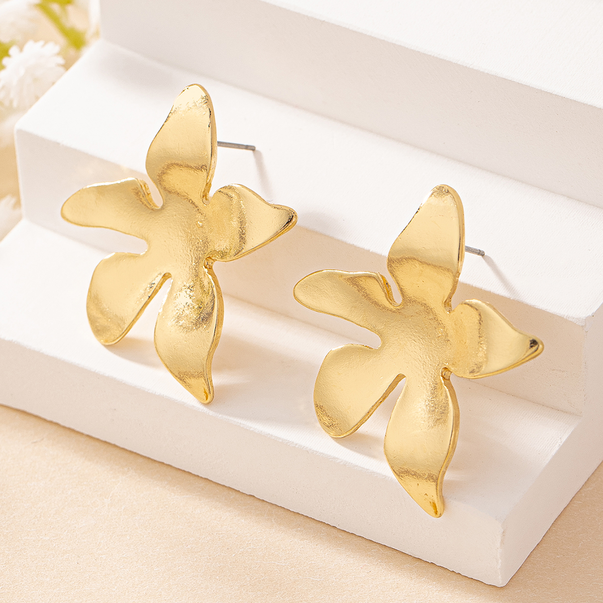 1 Pair Elegant Simple Style Artistic Solid Color Flower Zinc Alloy Ear Studs display picture 3