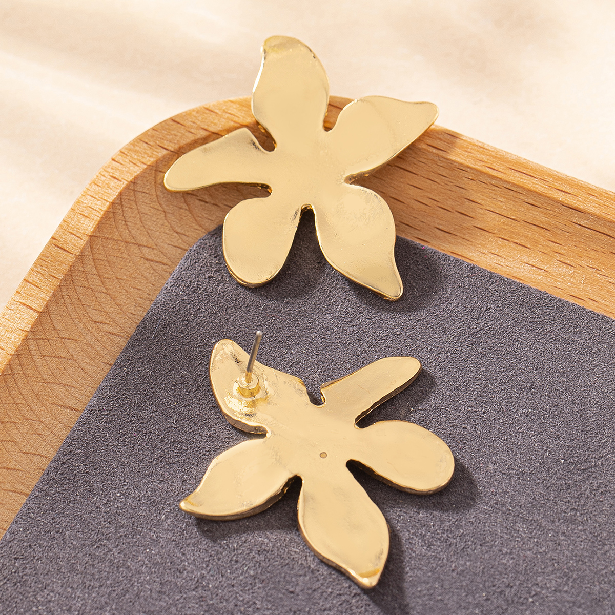 1 Pair Elegant Simple Style Artistic Solid Color Flower Zinc Alloy Ear Studs display picture 4