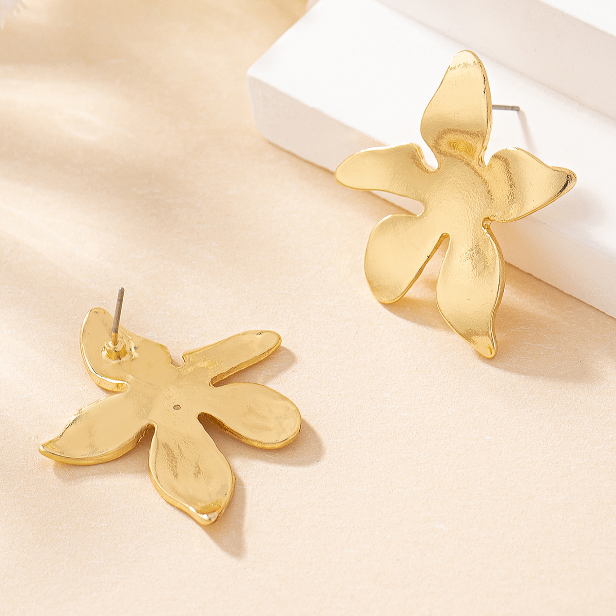 1 Pair Elegant Simple Style Artistic Solid Color Flower Zinc Alloy Ear Studs display picture 6