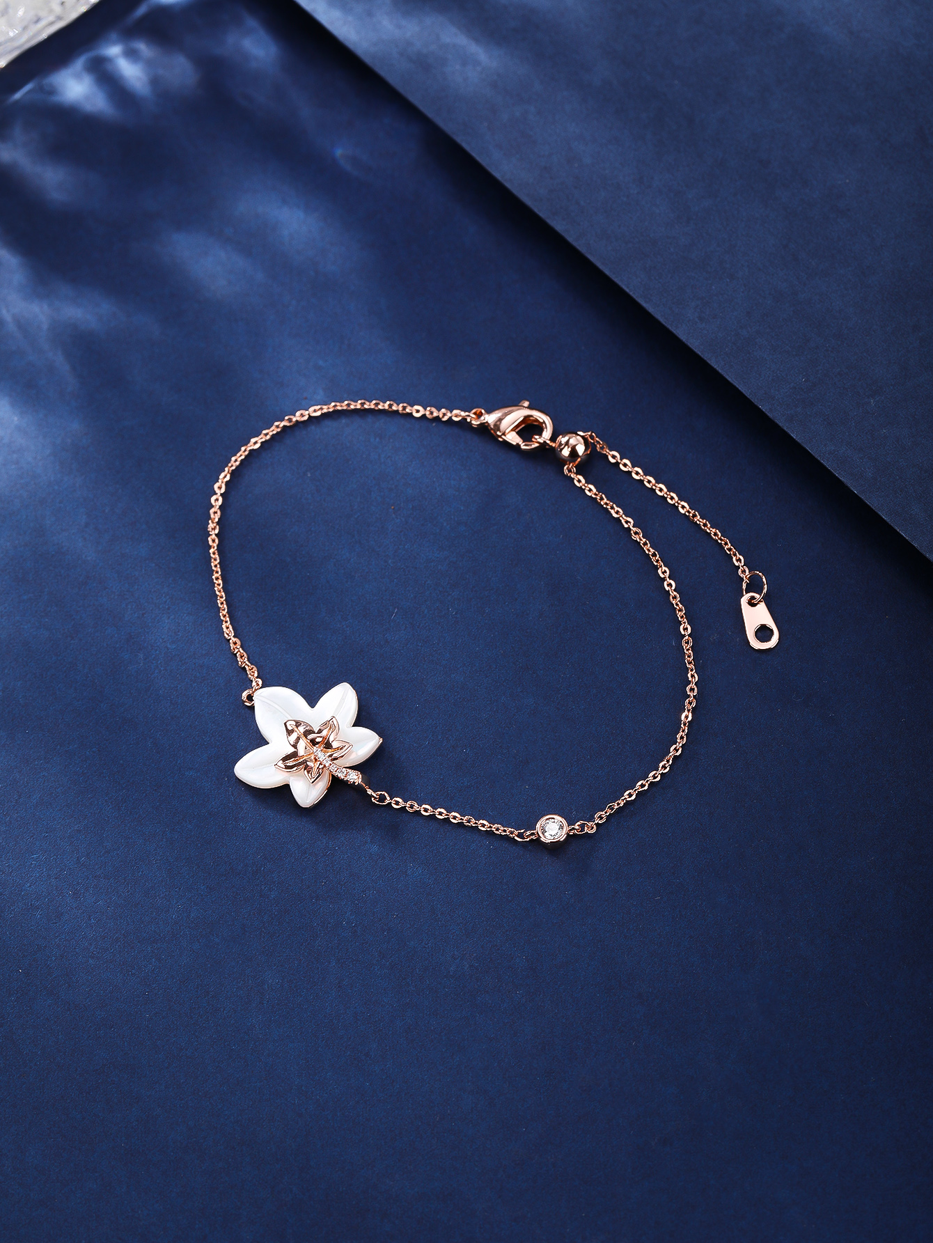 Wholesale Elegant Lady Flower Copper Inlay Rose Gold Plated Shell Bracelets display picture 2