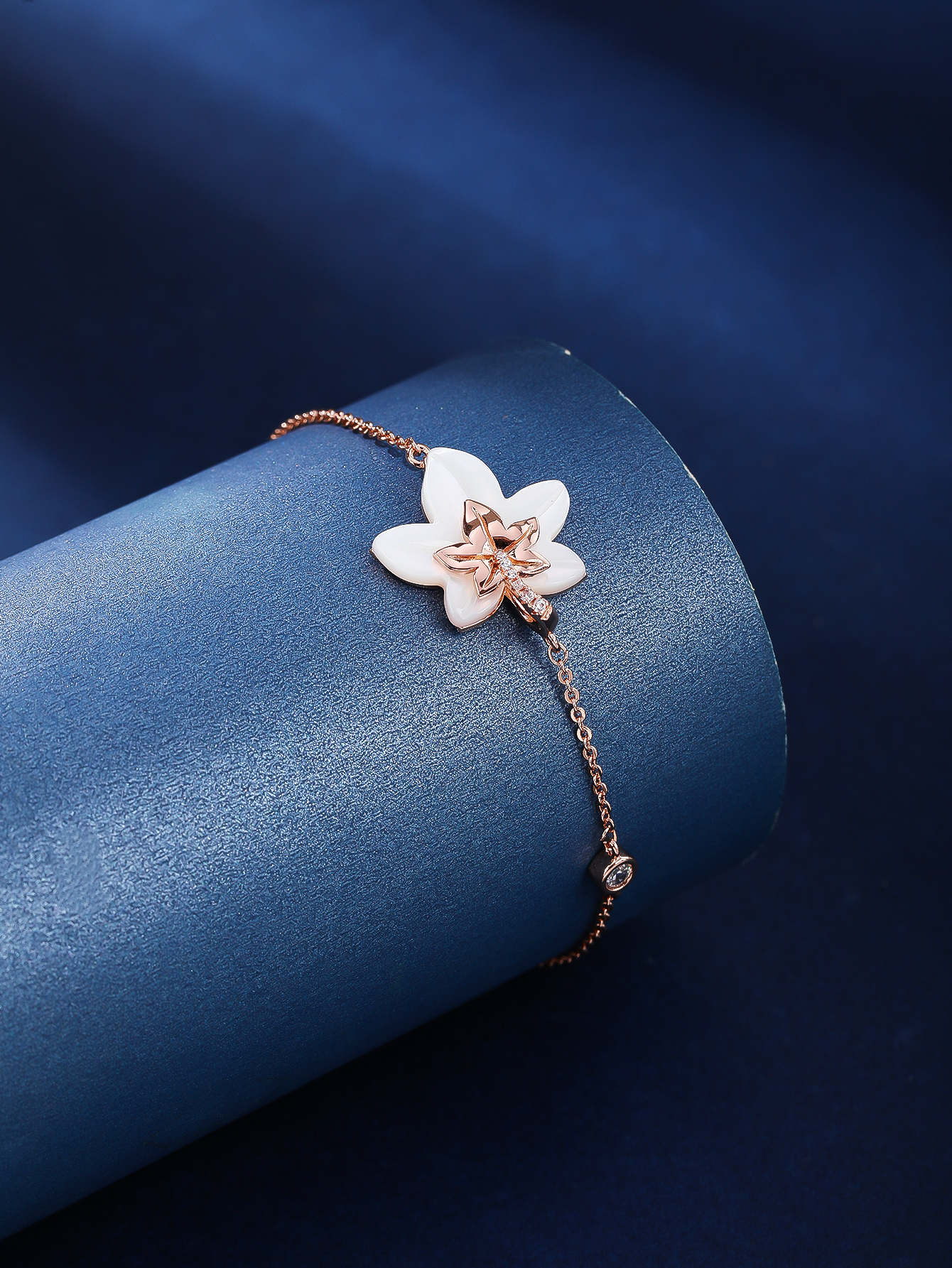 Wholesale Elegant Lady Flower Copper Inlay Rose Gold Plated Shell Bracelets display picture 4