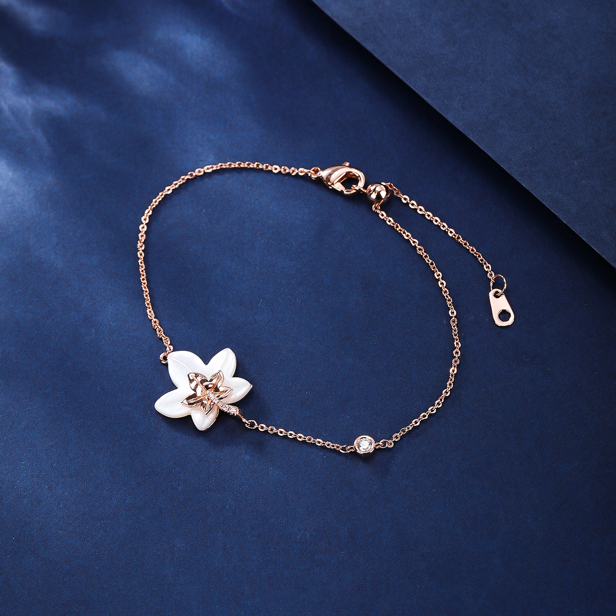 Wholesale Elegant Lady Flower Copper Inlay Rose Gold Plated Shell Bracelets display picture 5