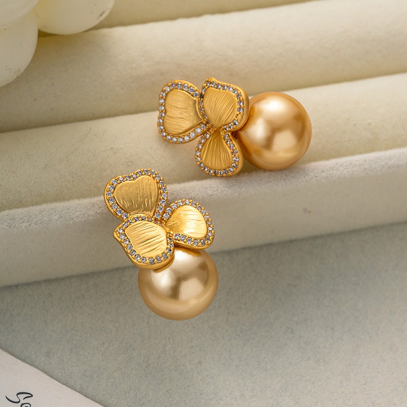 1 Pair Elegant Lady Irregular Flower Artificial Pearl Brass 18K Gold Plated Hoop Earrings Ear Studs display picture 2