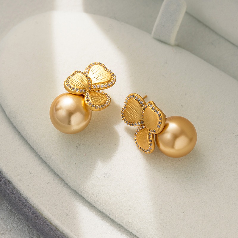1 Pair Elegant Lady Irregular Flower Artificial Pearl Brass 18K Gold Plated Hoop Earrings Ear Studs display picture 3