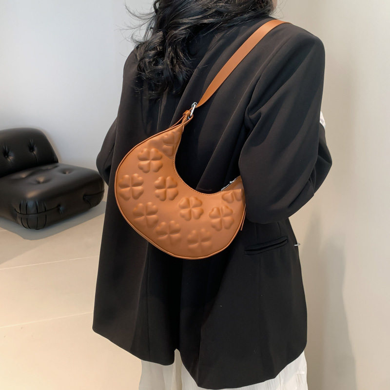Women's Medium Pu Leather Solid Color Vintage Style Classic Style Dumpling Shape Zipper Underarm Bag display picture 1