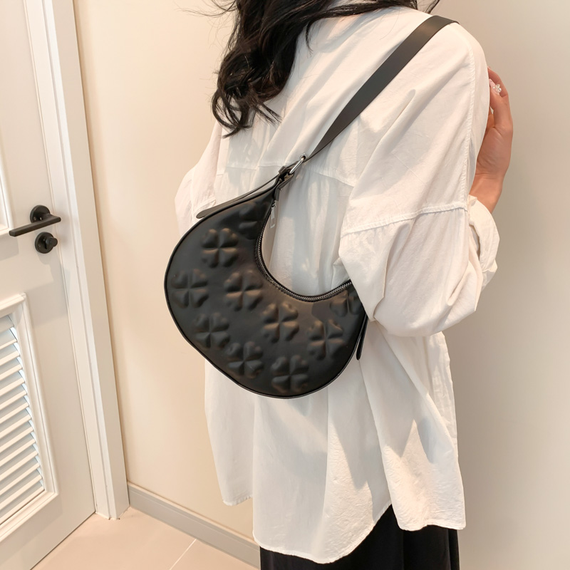 Women's Medium Pu Leather Solid Color Vintage Style Classic Style Dumpling Shape Zipper Underarm Bag display picture 4