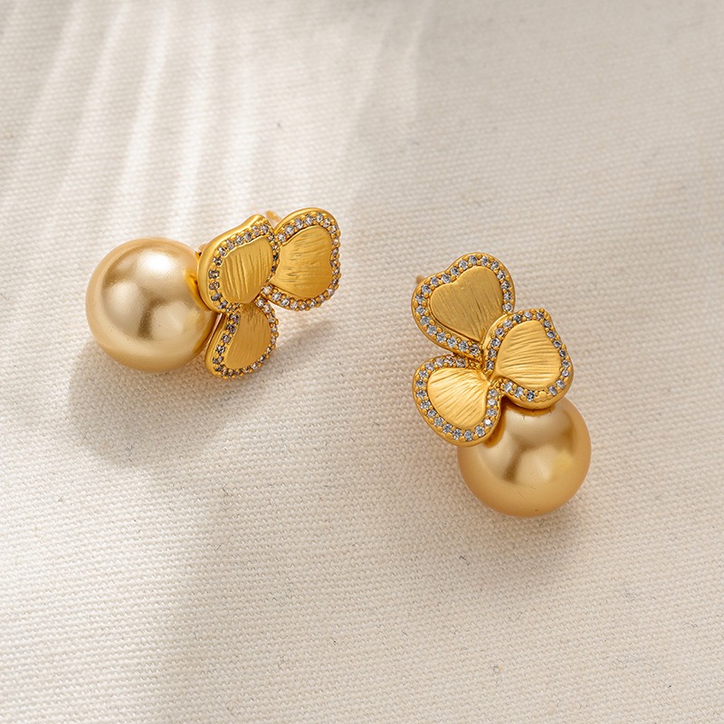1 Pair Elegant Lady Irregular Flower Artificial Pearl Brass 18K Gold Plated Hoop Earrings Ear Studs display picture 4
