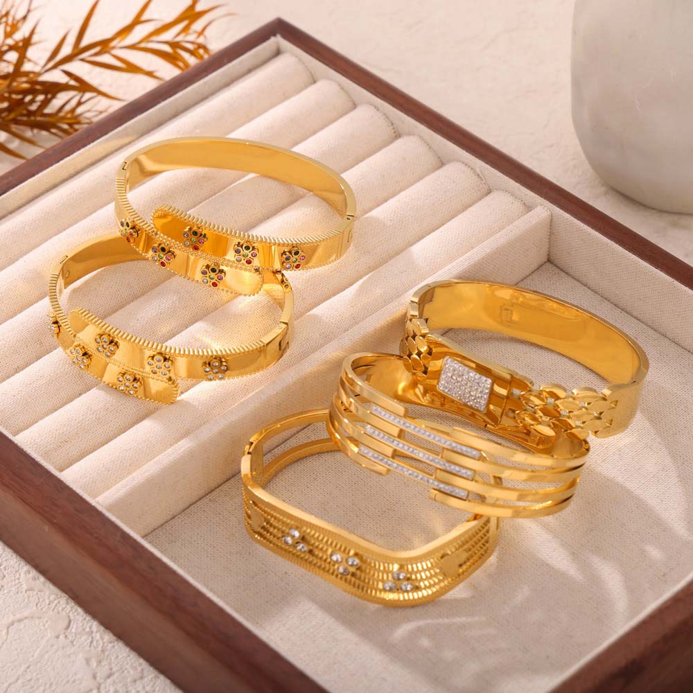 Acero Titanio Chapados en oro de 18k Elegante Ropa De Calle Embutido Geométrico Ronda Diamantes De Imitación Brazalete display picture 1