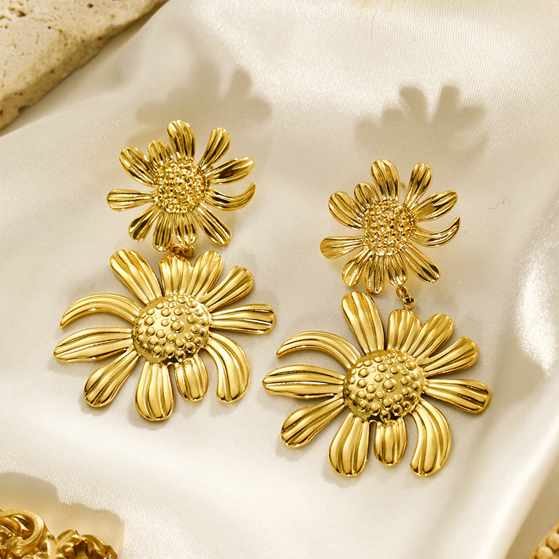 1 Pair Simple Style Flower Plating 304 Stainless Steel 18K Gold Plated Drop Earrings display picture 2