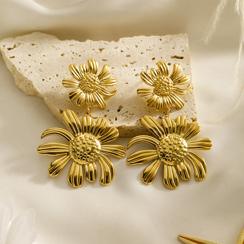 1 Paire Style Simple Fleur Placage Acier Inoxydable 304 Plaqué Or 18K Boucles D'oreilles display picture 5