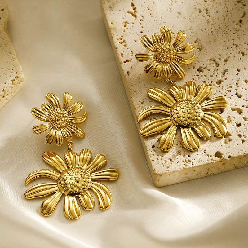 1 Pair Simple Style Flower Plating 304 Stainless Steel 18K Gold Plated Drop Earrings display picture 4