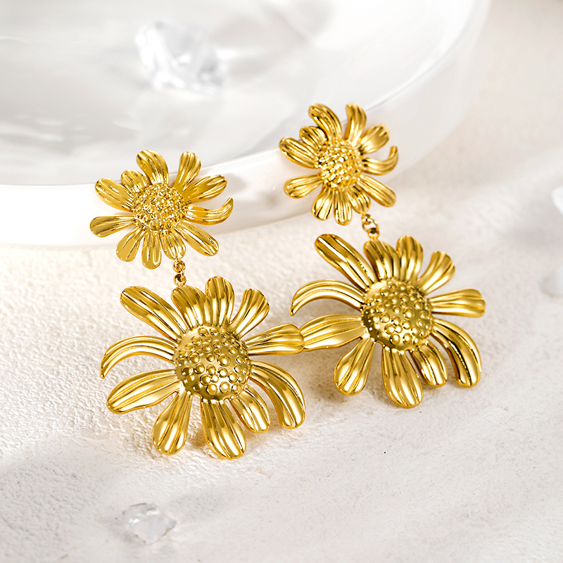 1 Pair Simple Style Flower Plating 304 Stainless Steel 18K Gold Plated Drop Earrings display picture 10