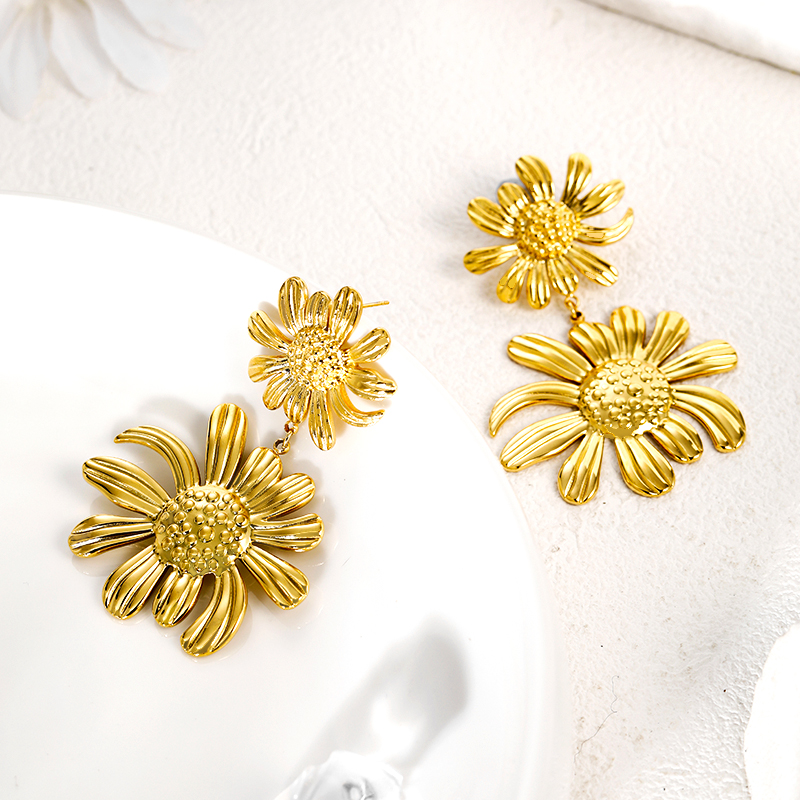 1 Pair Simple Style Flower Plating 304 Stainless Steel 18K Gold Plated Drop Earrings display picture 7