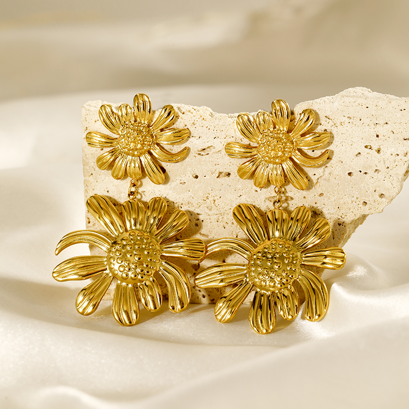 1 Pair Simple Style Flower Plating 304 Stainless Steel 18K Gold Plated Drop Earrings display picture 9