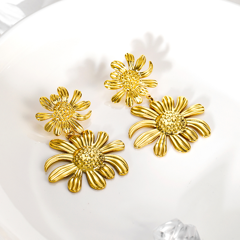 1 Pair Simple Style Flower Plating 304 Stainless Steel 18K Gold Plated Drop Earrings display picture 12