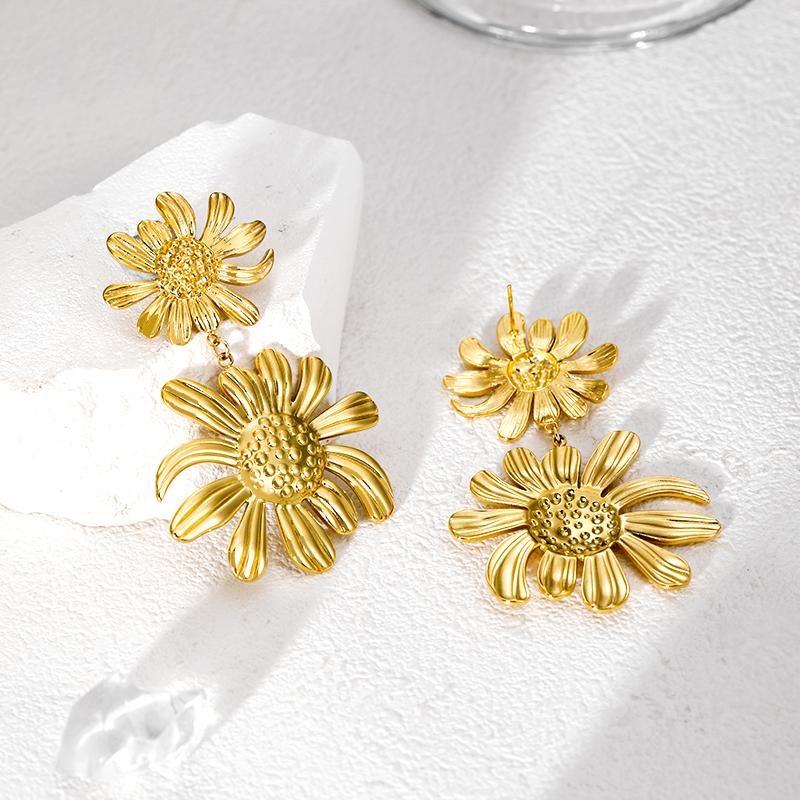 1 Pair Simple Style Flower Plating 304 Stainless Steel 18K Gold Plated Drop Earrings display picture 8