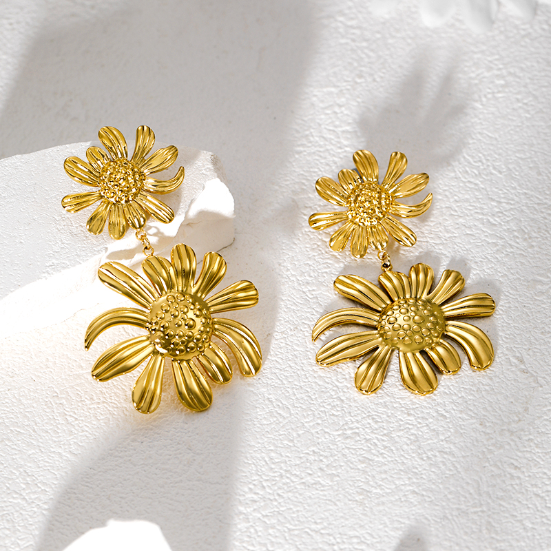1 Pair Simple Style Flower Plating 304 Stainless Steel 18K Gold Plated Drop Earrings display picture 13
