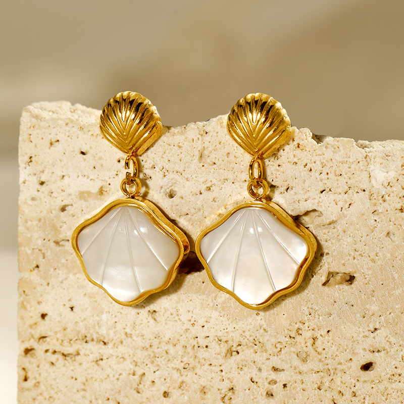 1 Pair Modern Style Simple Style Classic Style Shell Plating Inlay 304 Stainless Steel White Shell 18K Gold Plated Drop Earrings display picture 2