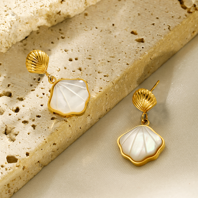 1 Paire Style Moderne Style Simple Style Classique Coquille Placage Incruster Acier Inoxydable 304 Blanc Shell Plaqué Or 18K Boucles D'oreilles display picture 9