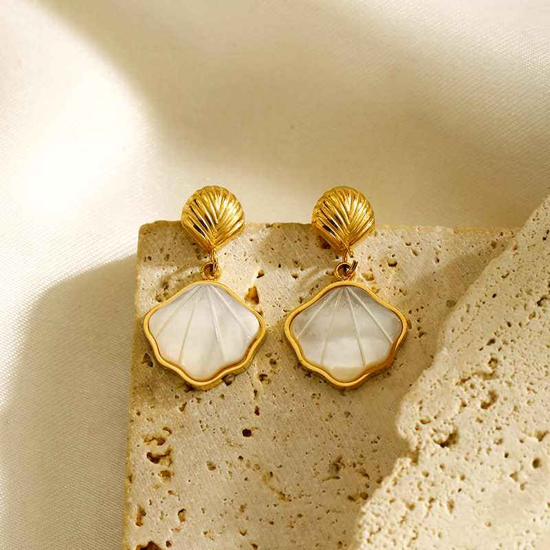 1 Paire Style Moderne Style Simple Style Classique Coquille Placage Incruster Acier Inoxydable 304 Blanc Shell Plaqué Or 18K Boucles D'oreilles display picture 5