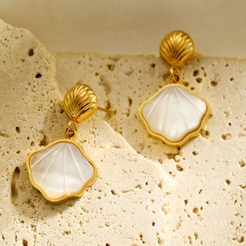 1 Pair Modern Style Simple Style Classic Style Shell Plating Inlay 304 Stainless Steel White Shell 18K Gold Plated Drop Earrings display picture 10