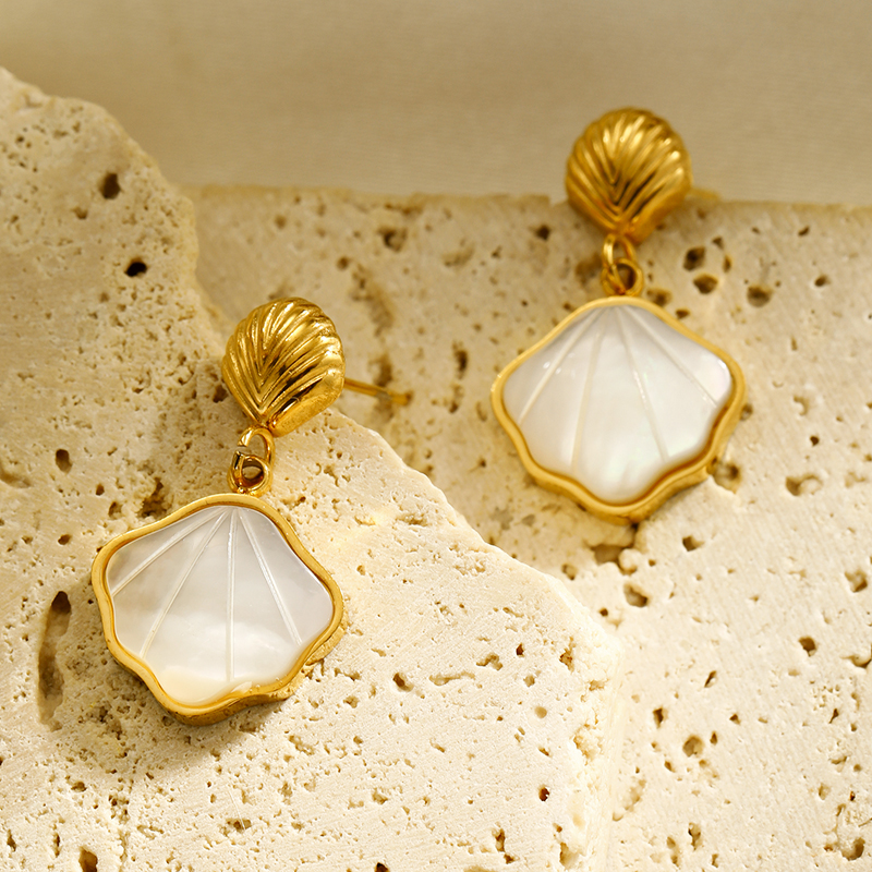 1 Paire Style Moderne Style Simple Style Classique Coquille Placage Incruster Acier Inoxydable 304 Blanc Shell Plaqué Or 18K Boucles D'oreilles display picture 10