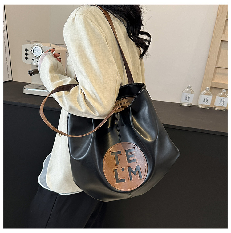 Women's Medium Pu Leather Letter Solid Color Basic Classic Style Sewing Thread Zipper Shoulder Bag display picture 13