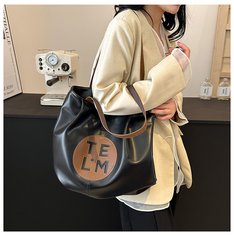 Women's Medium Pu Leather Letter Solid Color Basic Classic Style Sewing Thread Zipper Shoulder Bag display picture 11