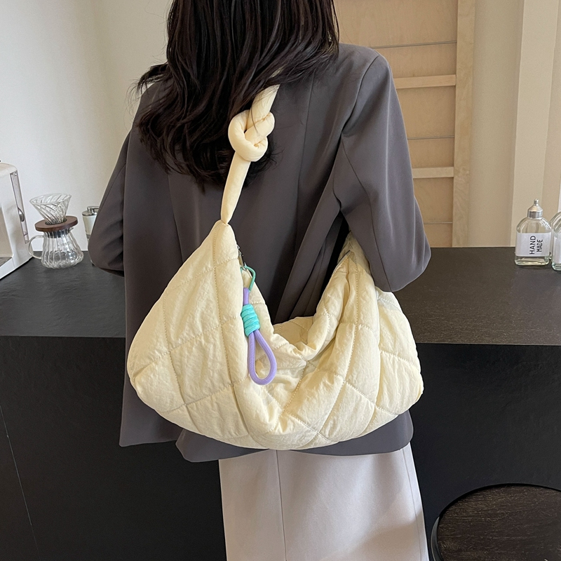 Femmes Moyen Chiffon Couleur Unie De Base Style Classique Fil À Coudre Fermeture Éclair Sac Bandoulière display picture 15