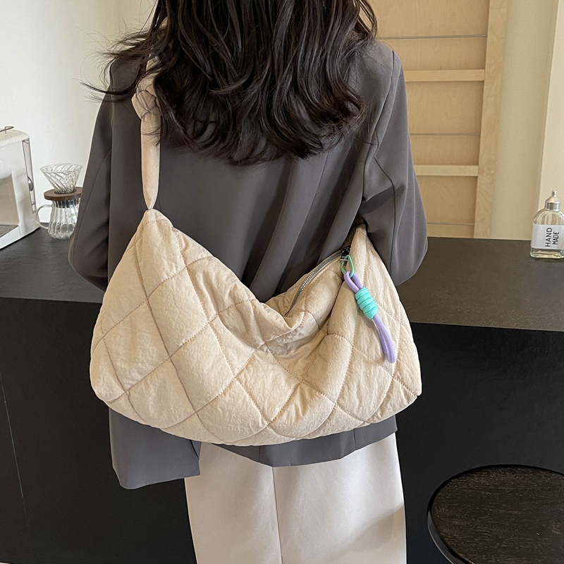 Femmes Moyen Chiffon Couleur Unie De Base Style Classique Fil À Coudre Fermeture Éclair Sac Bandoulière display picture 10