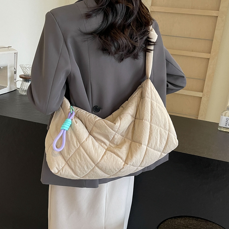 Femmes Moyen Chiffon Couleur Unie De Base Style Classique Fil À Coudre Fermeture Éclair Sac Bandoulière display picture 16