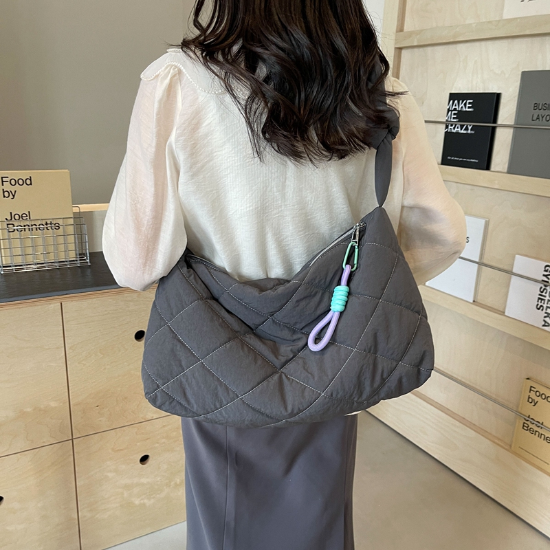 Women's Medium Cloth Solid Color Basic Classic Style Sewing Thread Zipper Crossbody Bag display picture 17