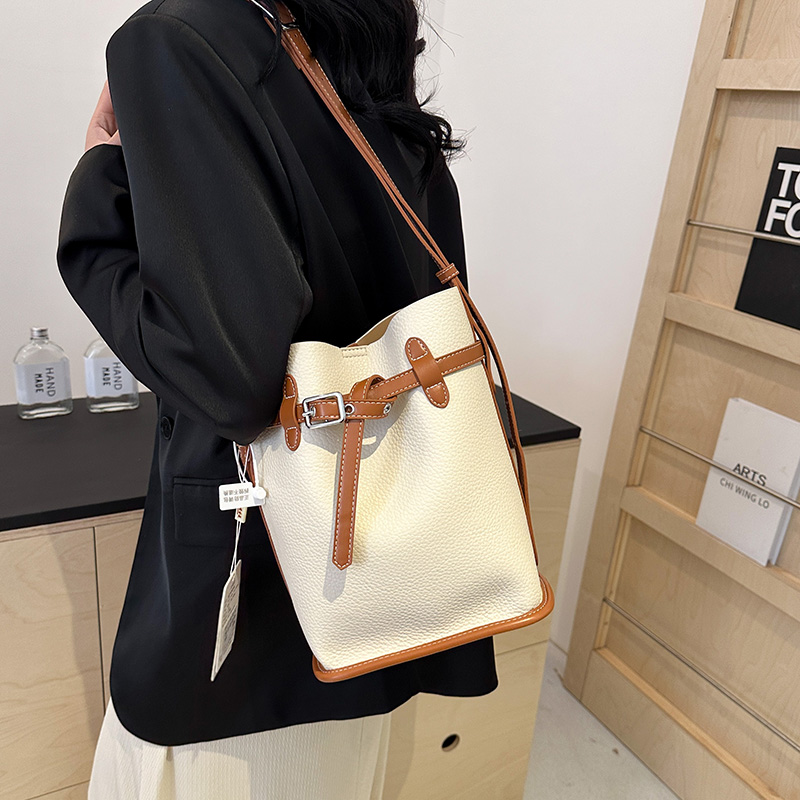 Women's Medium Pu Leather Solid Color Streetwear Sewing Thread Magnetic Buckle Crossbody Bag display picture 3
